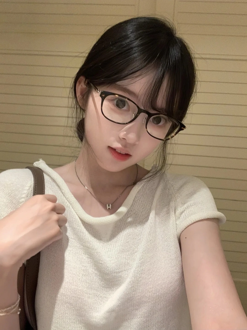 Nữ sinh tóc dài đeo kính dịu dàng