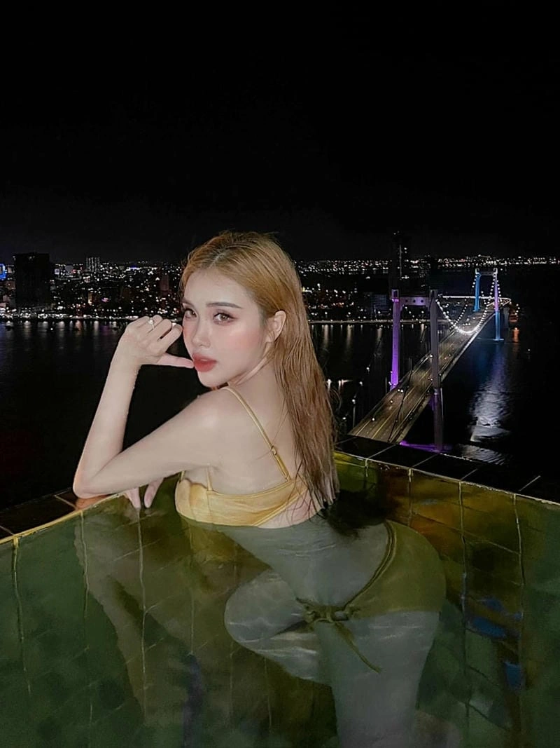 Pinky Bảo Trân show hàng bikini ôm sát đường cong nóng bỏng