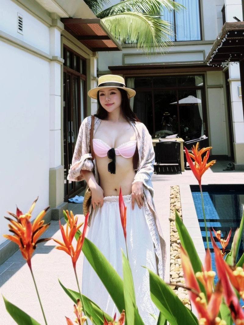 Quỳnh Kool lột bikini khoe da thịt mịn
