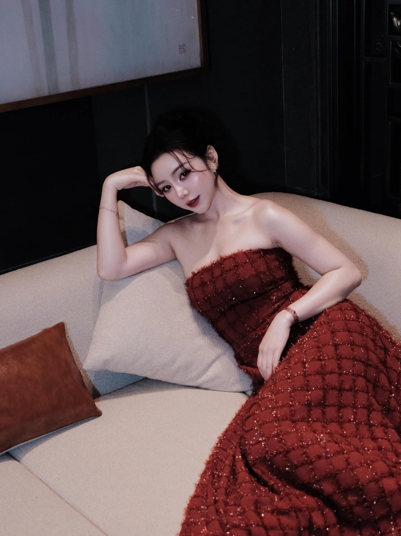 Quỳnh Kool show hàng với bikini gợi cảm