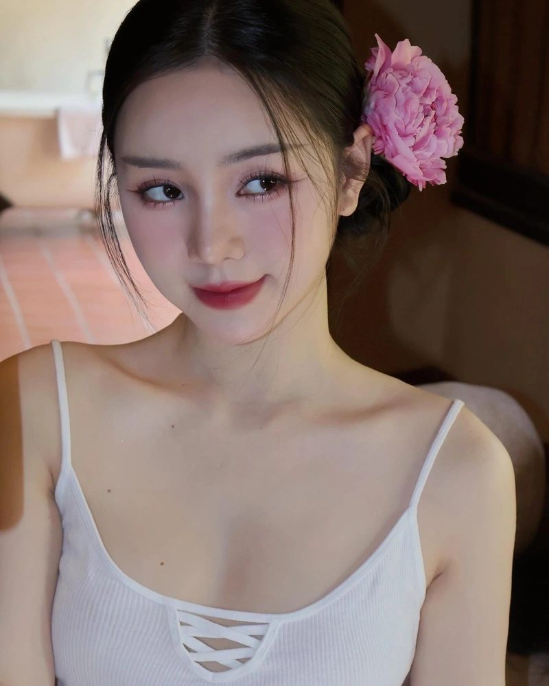 Quỳnh Kool show vòng một gợi dục siêu phẩm