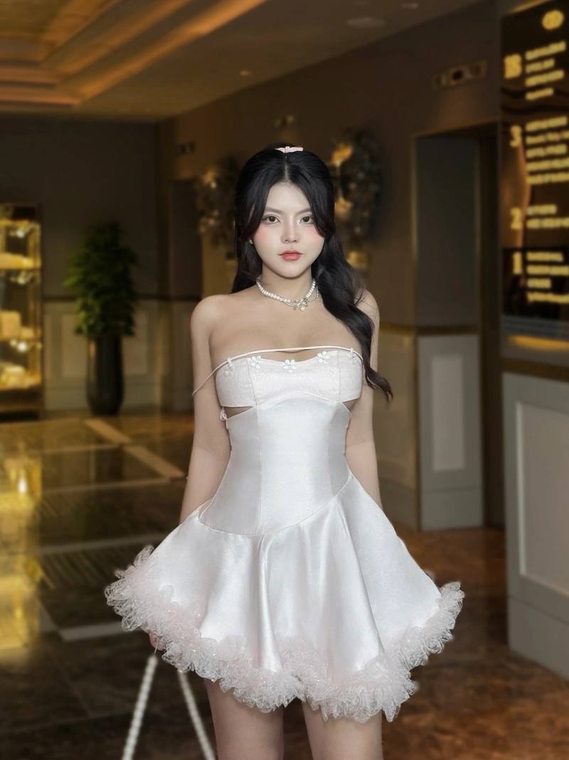 Reency Ngô bikini gợi cảm vòng một to tròn cuốn hút