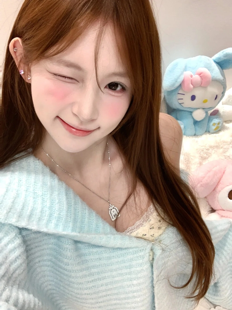 Selfie gái xinh biểu cảm dễ thương