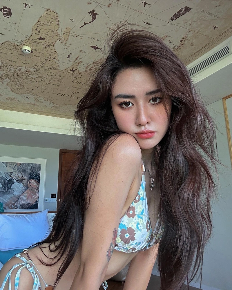 Thân hình gợi dục của Quyên Qui trong tư thế show hàng