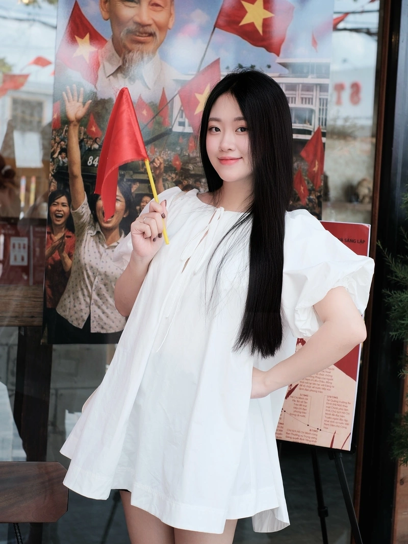 Thảo Lee diện bikini nhỏ lộ body nóng bỏng