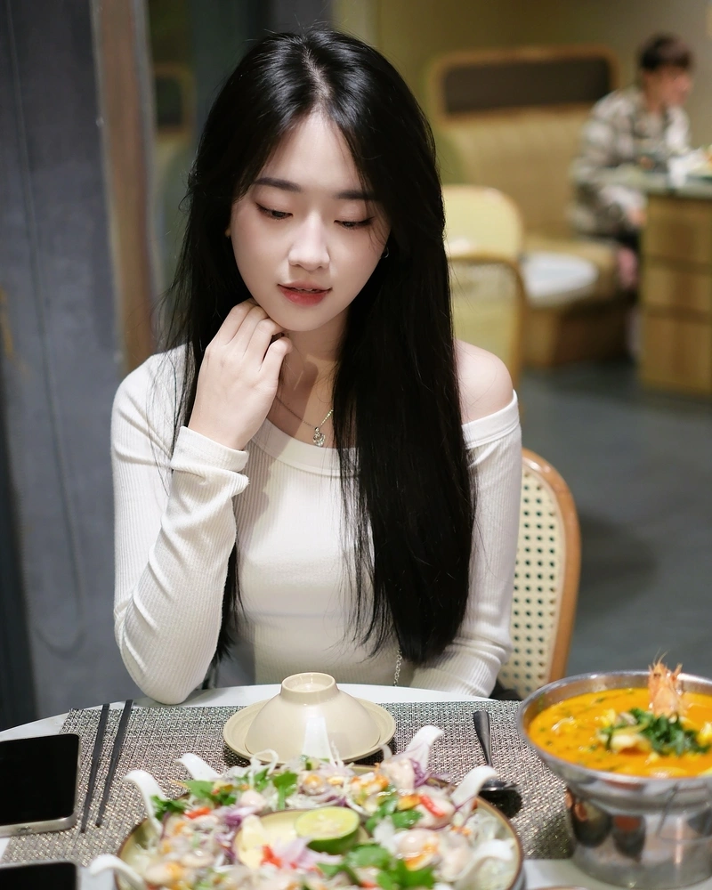 Thảo Lee khỏa thân gần với đồ bơi nhỏ