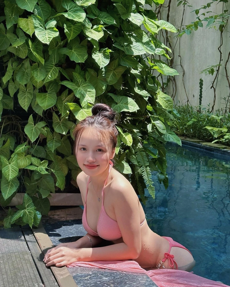 Thị Nhung lột bikini lộ ngực khủng không che