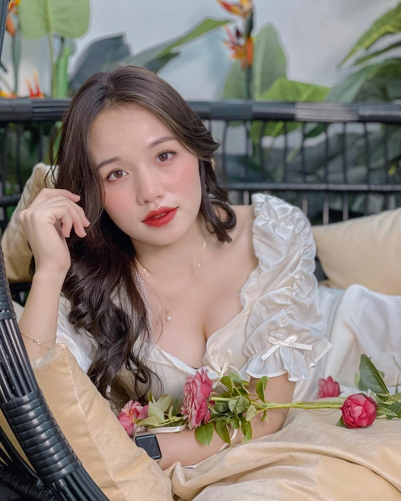 Thị Nhung lột đồ bikini lộ hàng gợi dục