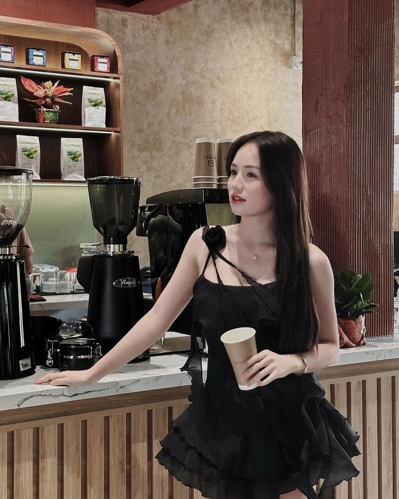 Thị Nhung mặc bikini khoe đít tròn gợi tình