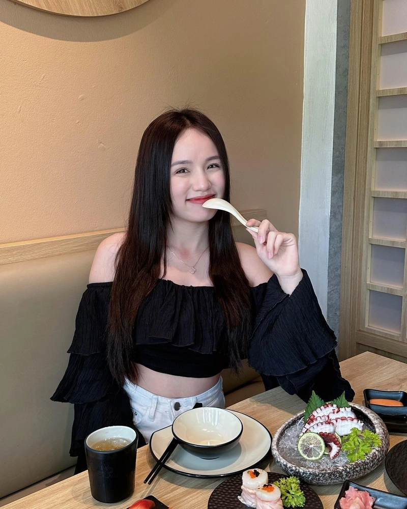 Thị Nhung show hàng bikini mỏng manh gợi cảm