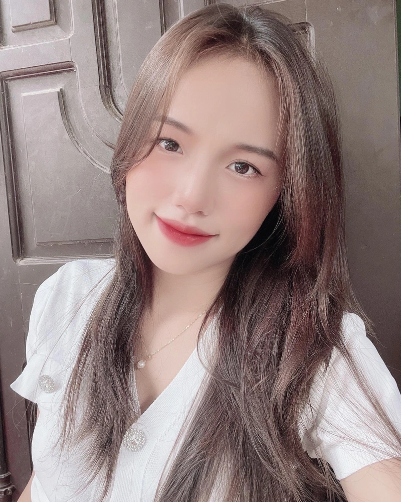 Thị Nhung show vòng một khủng không che chắn