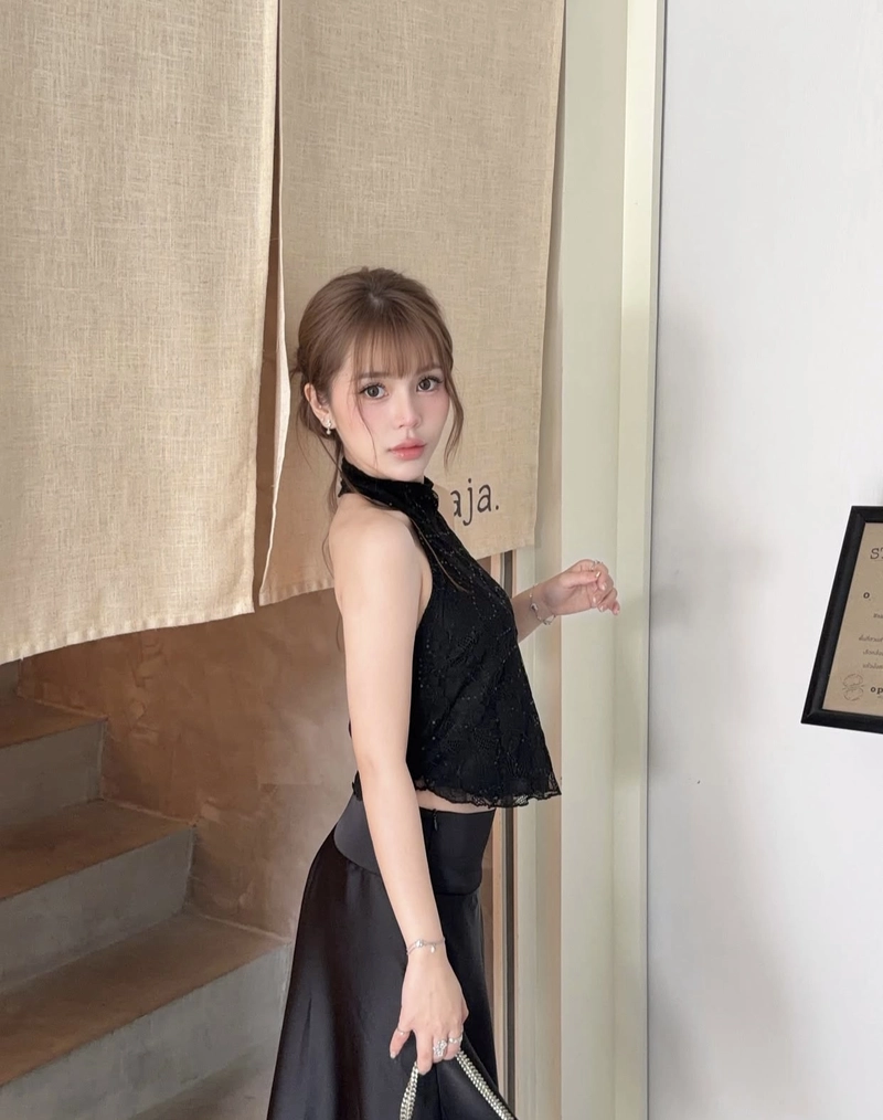 Thiếu nữ diện áo yếm quyến rũ
