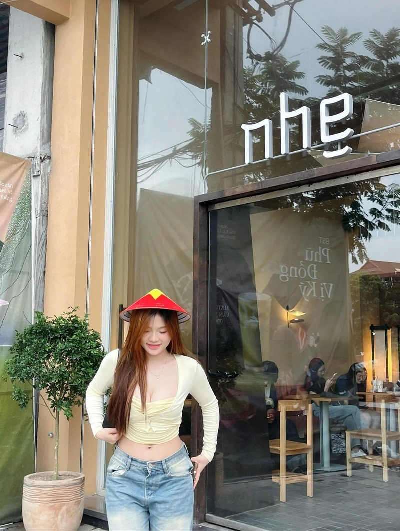 TikToker Lan Xinh sexy mông đít tròn đầy cuốn hút