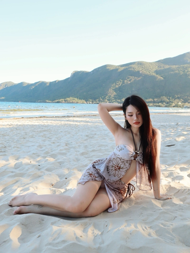 Trâm Anh bikini sexy khoe mông cong quyến rũ