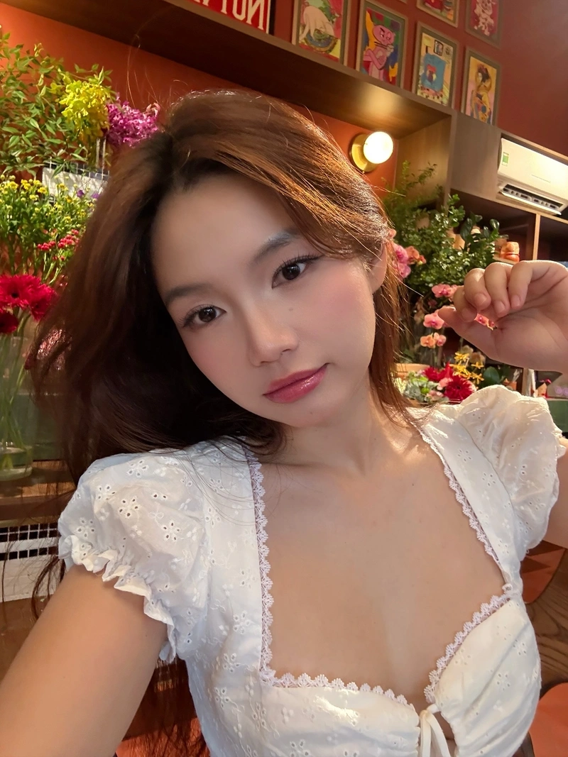 Trâm Anh show hàng bikini gợi dục