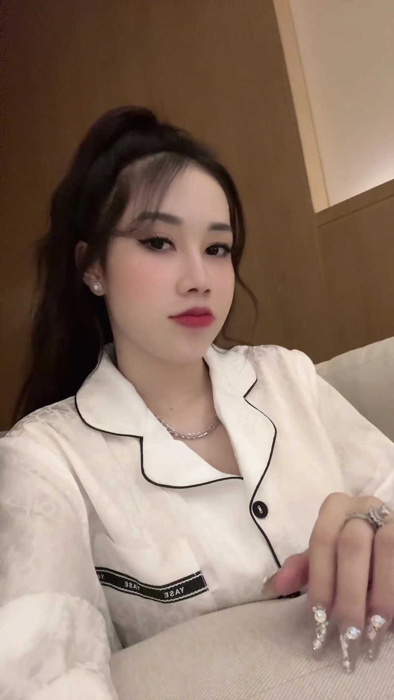 Tuệ Vy Tiktoker sexy không che thân hình dâm đãng
