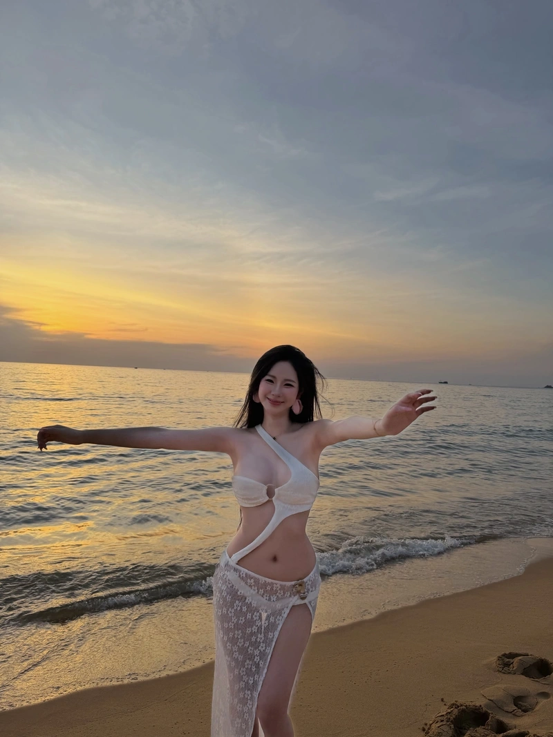 Uyên Ni bikini sexy show hàng cuốn hút đầy mê hoặc