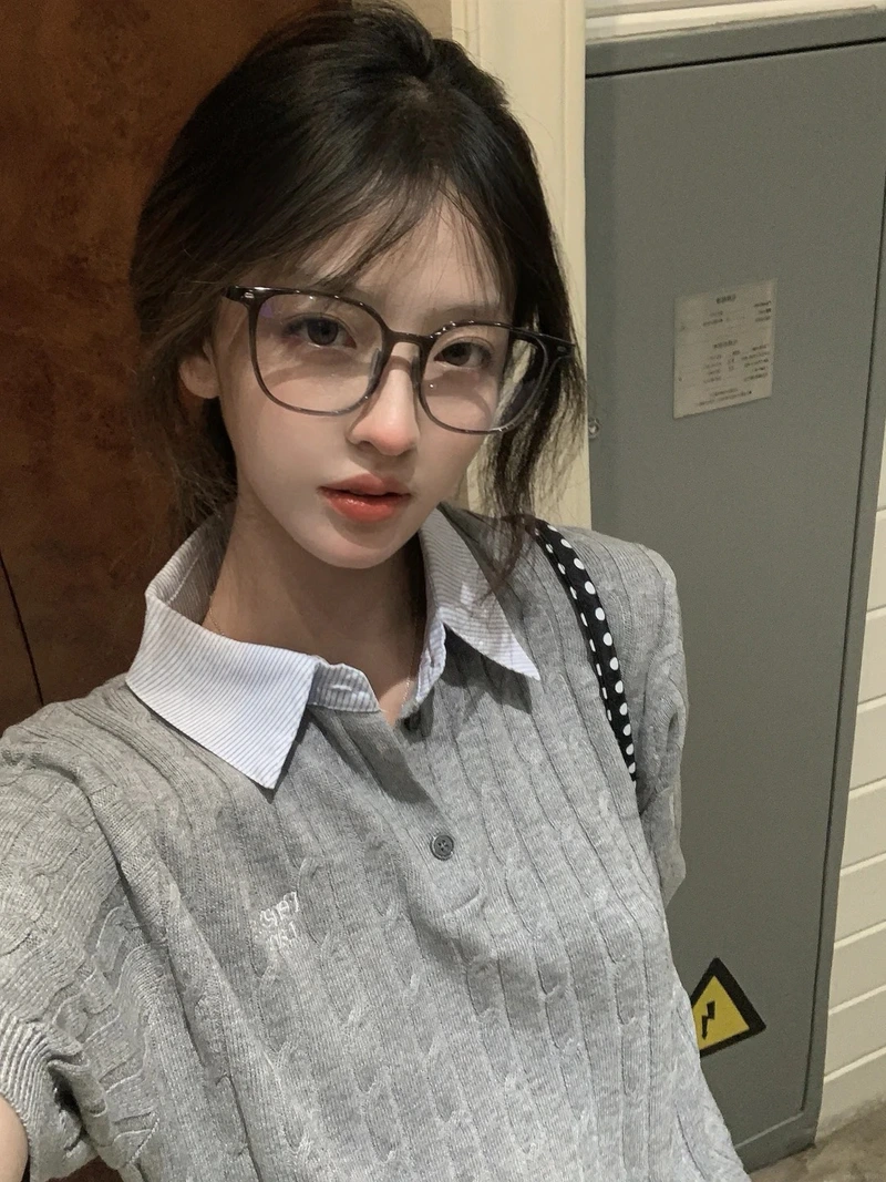 Vẻ cute tự nhiên gái xinh đeo kính