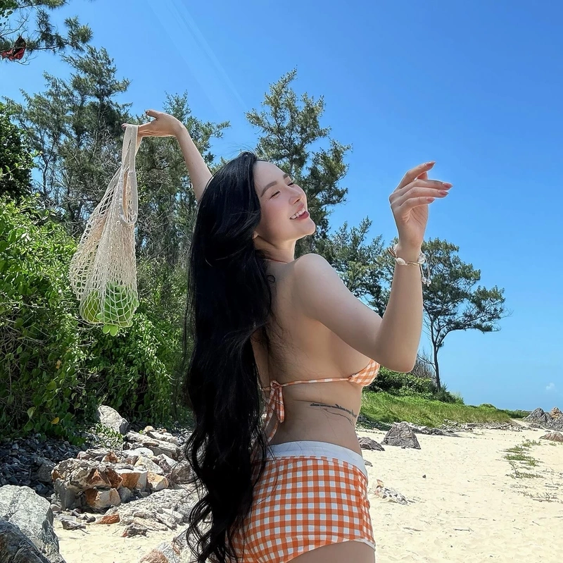 Viên Vibi bikini gợi tình vòng một khủng cuốn hút