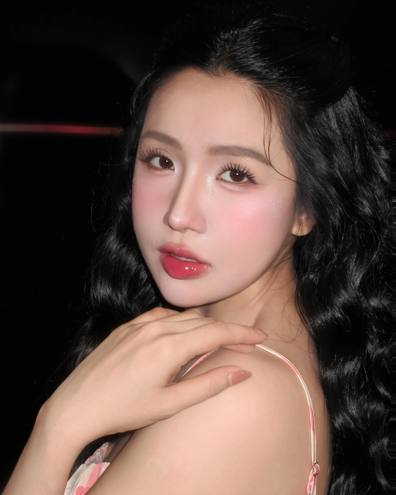 Viên Vibi diện bikini sexy mông cong gợi cảm