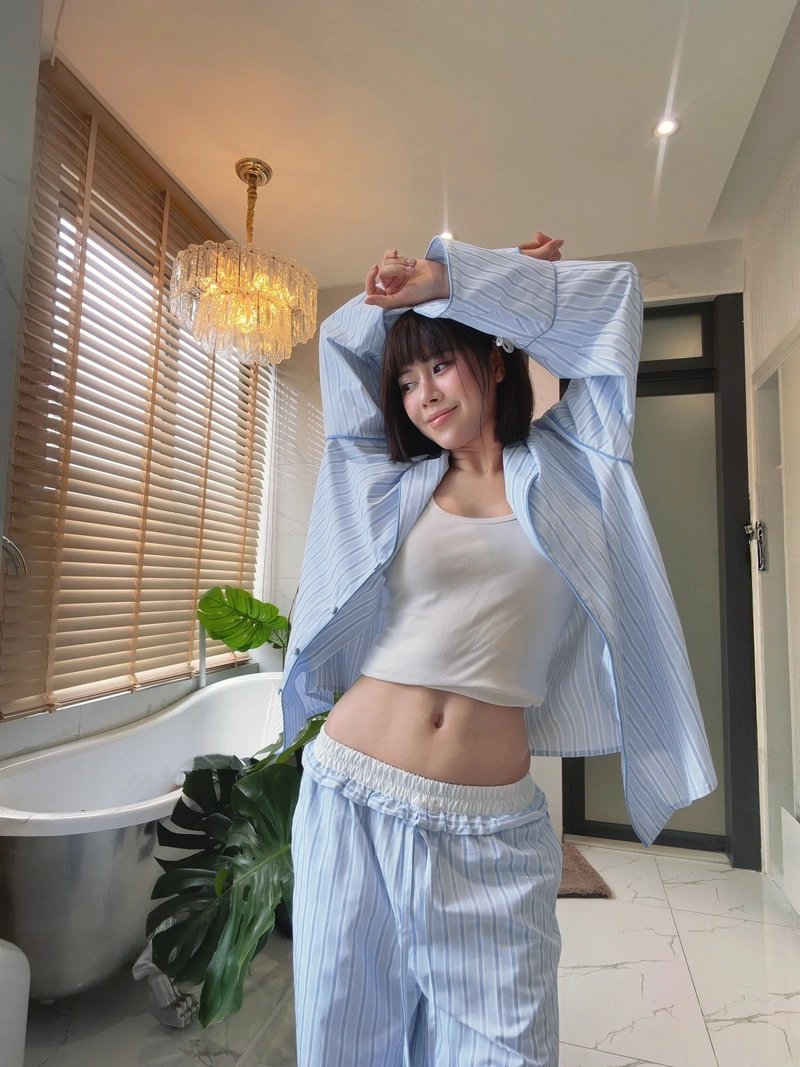Việt Phương Thoa show hàng với bikini gợi cảm