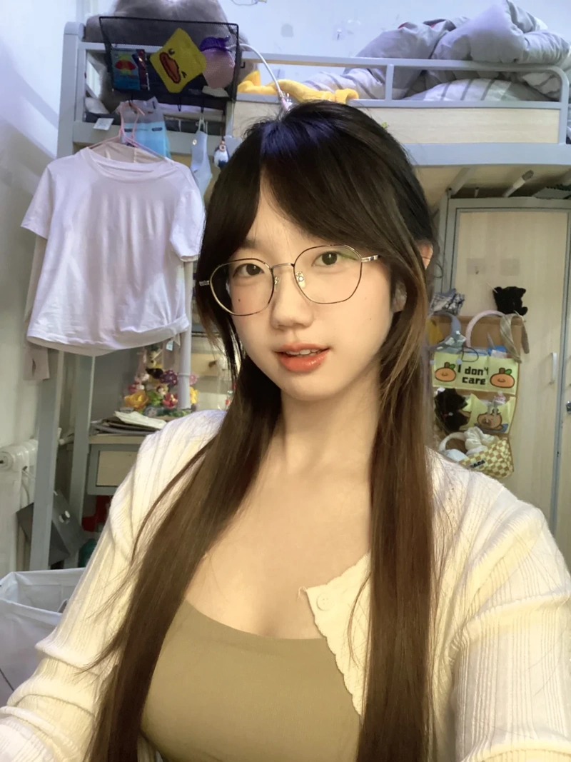 Vòng 1 to của học sinh khoe hàng