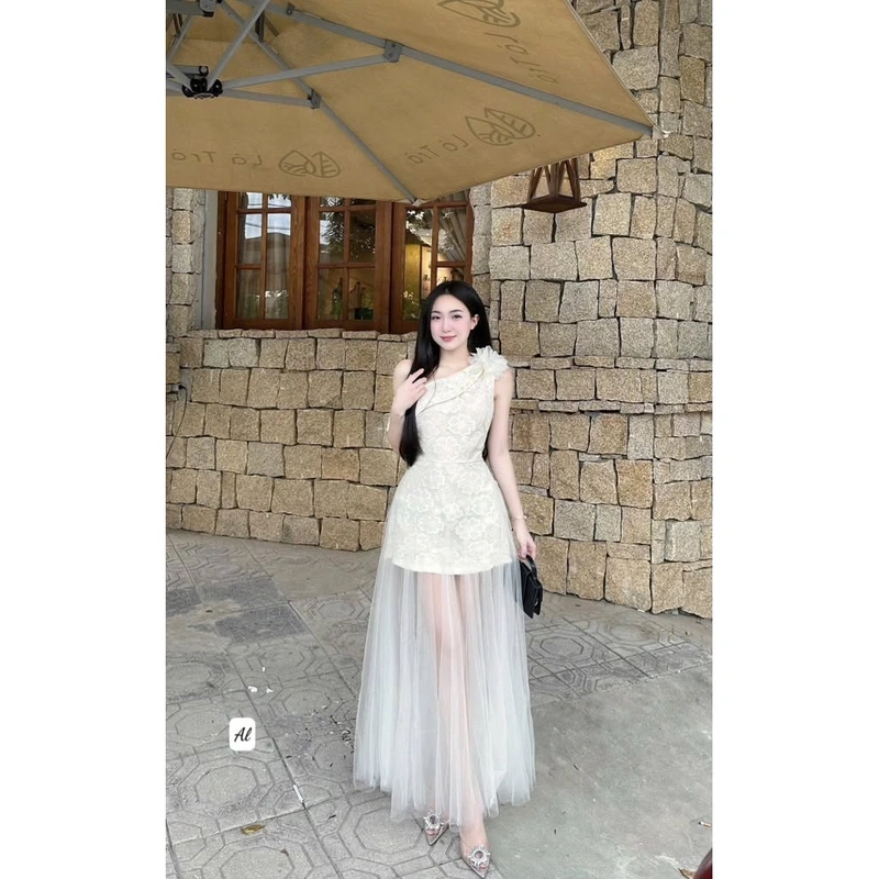 Vòng 3 khủng của gái xinh váy lưới cuốn hút