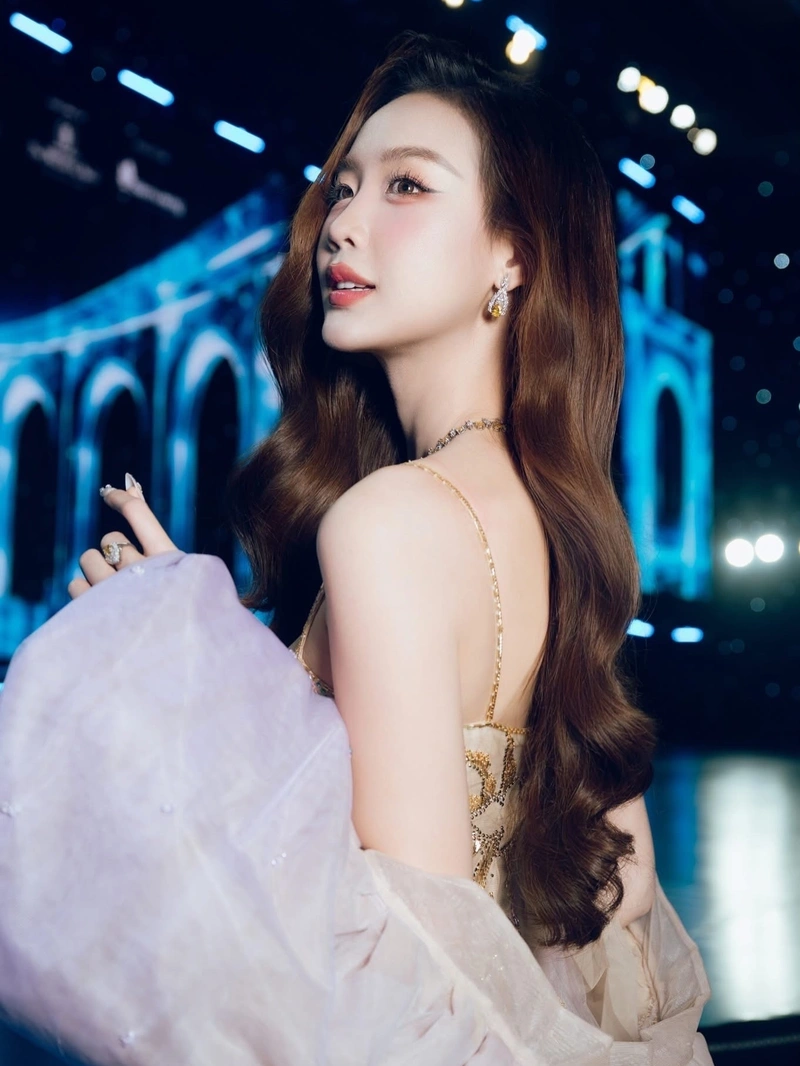 Vòng ba Lê Nguyễn Bảo Ngọc trong bikini nhỏ xíu cực phẩm