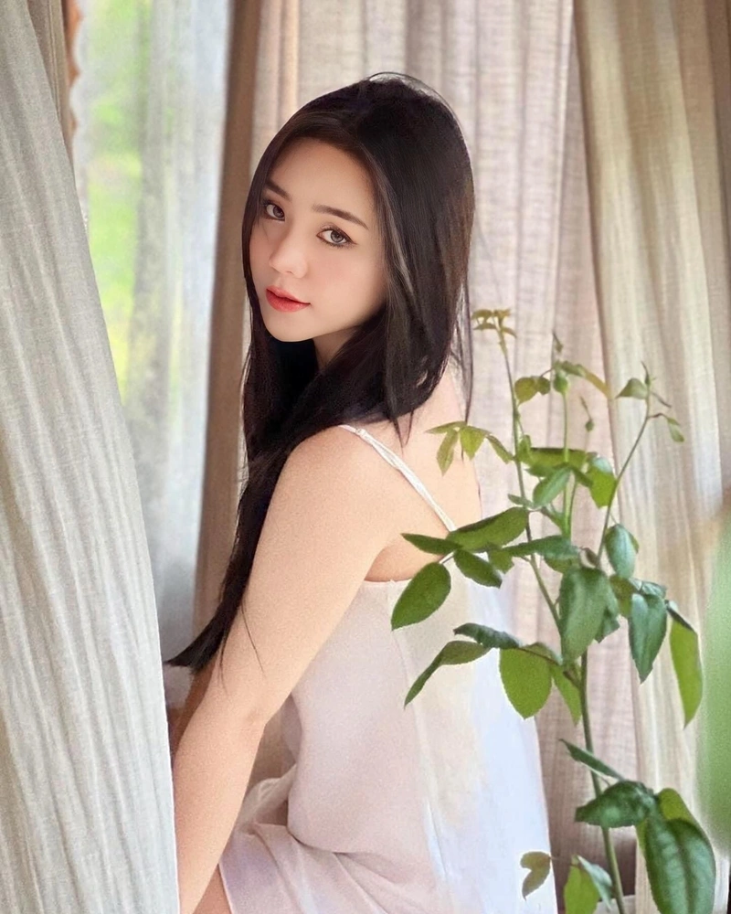 Vòng ba Quỳnh Kool cong trong trang phục bơi