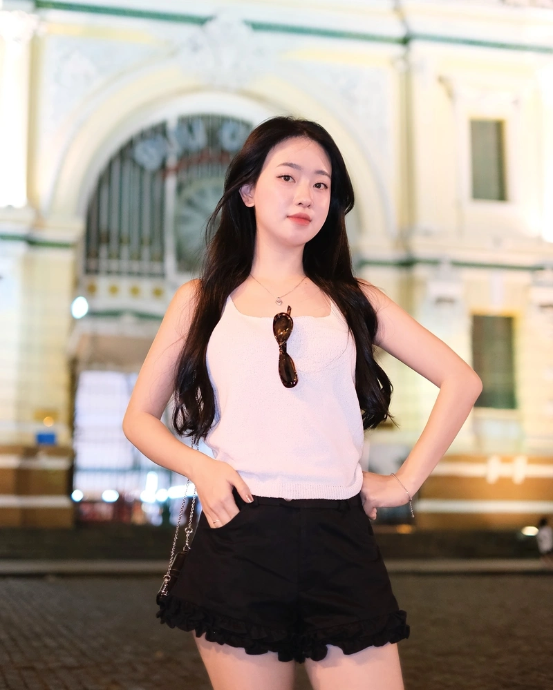 Vòng ba Thảo Lee cong trong trang phục bơi