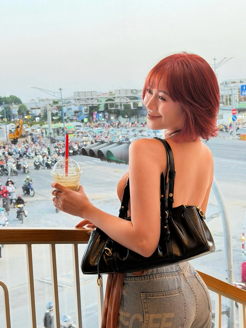Vòng ba Việt Phương Thoa cong trong trang phục bơi