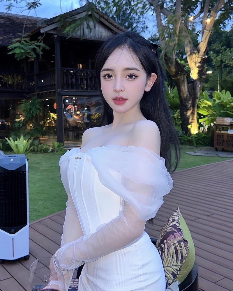 Vòng một Trần Huyền Châu to tròn khi mặc bikini