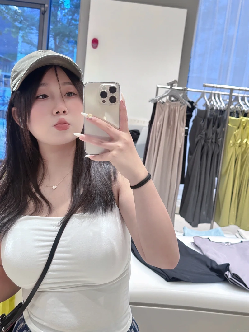 Vú to tròn của cô học sinh nude